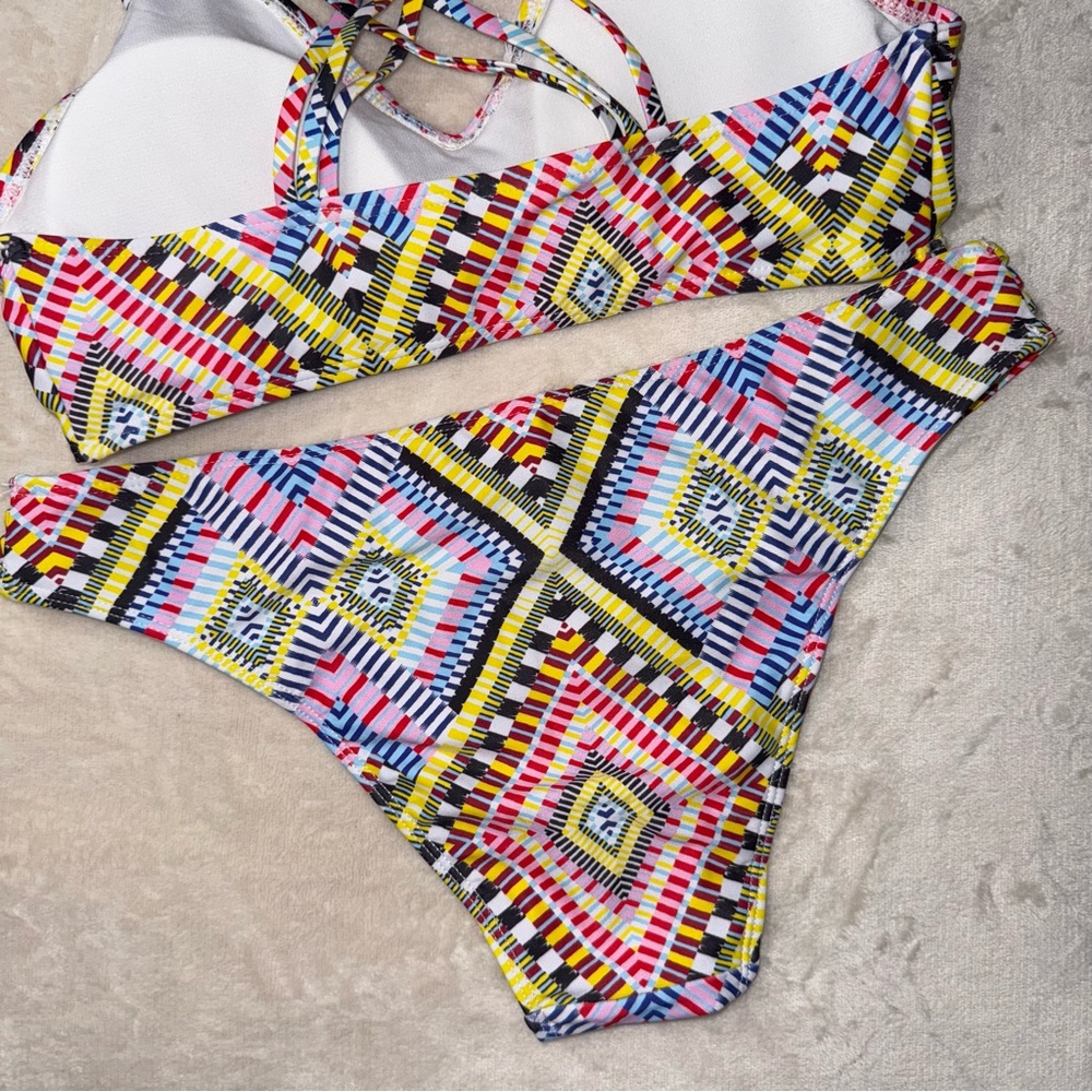 Boutique Colorful Geometric Strappy Bikini Set - Picture 8 of 12